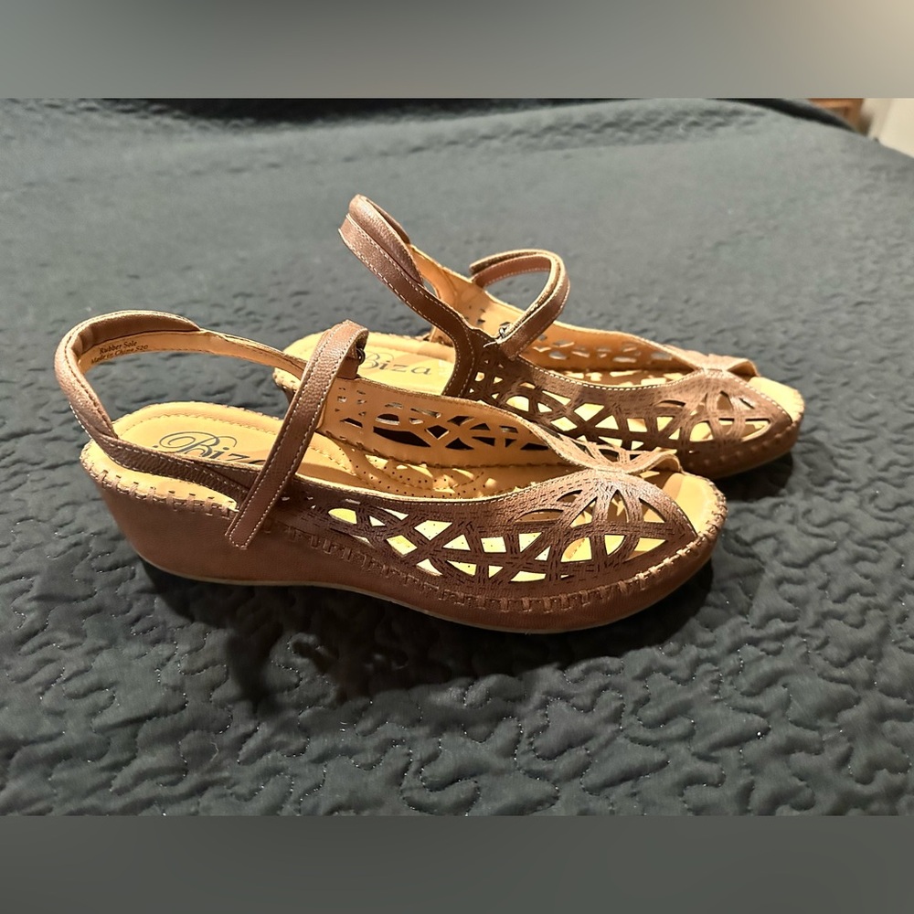 Women’s tan Biza strap sandals Eur 42.